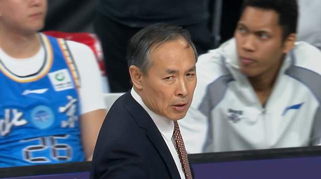 太硬了！让了5个人依旧赢了球，难怪人家喊出夺冠，强人独砍23分