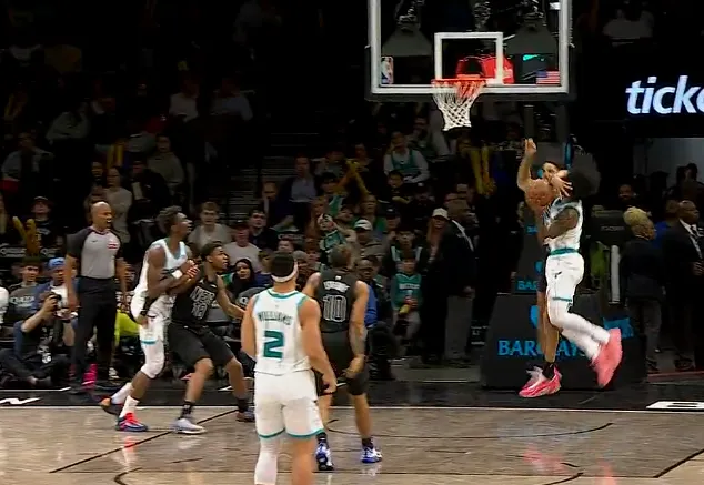 乐竞体育官网注册-米诺特防守下压直接打到怀特面部，裁判回看吹罚一级恶意